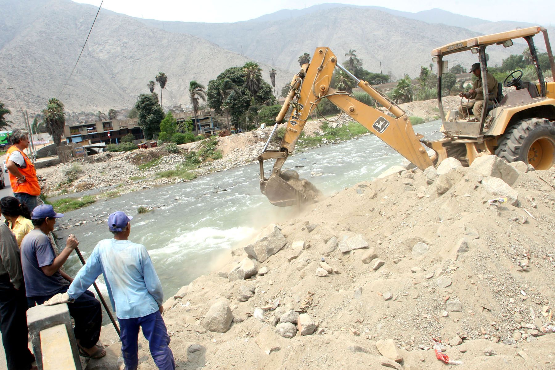 Contraloría insta a autoridades a realizar acciones de prevención ante riesgo de lluvias y huaicos 