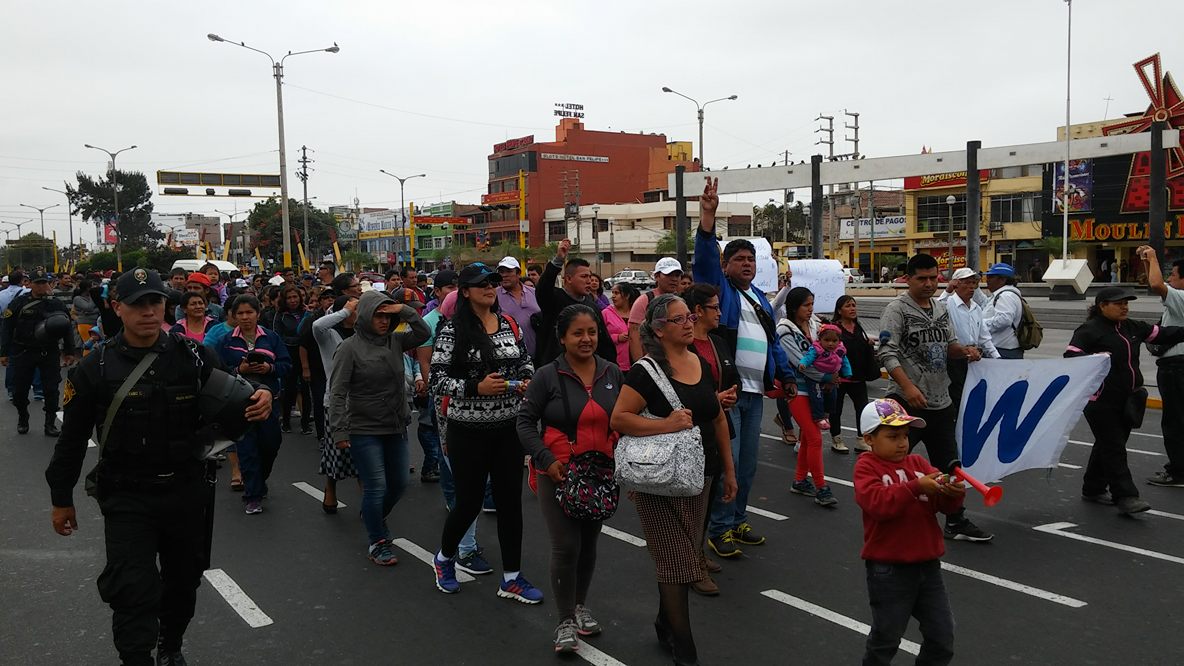 Decenas de invasores y militantes de “Puro Áncash” marchan en Chimbote en apoyo a Waldo Ríos