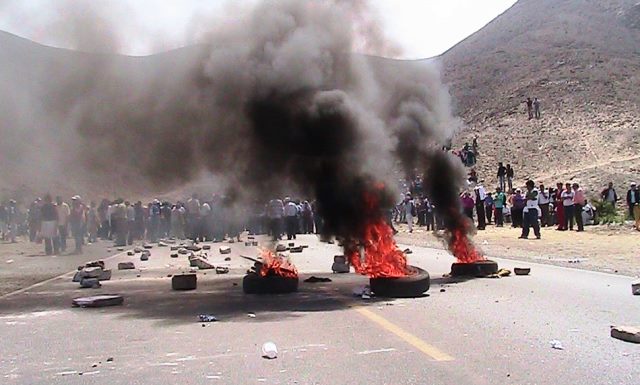 Estatales bloquean túnel de Coishco en segundo día de huelga