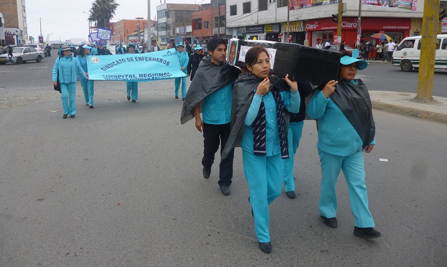  Con ataúd en hombros enfermeras exigieron atención a sus reclamos