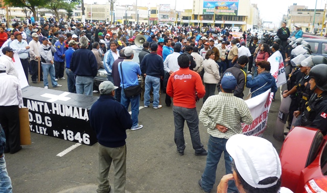 Con ataúd protestaron en contra de ley del servicio civil  