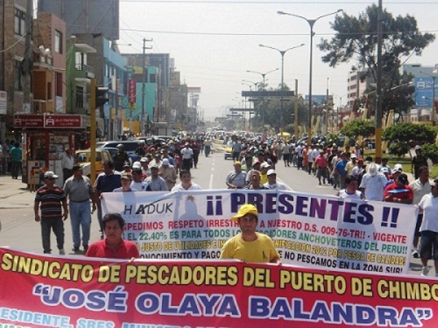 Con movilización pescadores chimbotanos exigen atención de gobierno central 