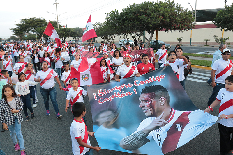 Decenas de hinchas marcharon en Nuevo Chimbote en apoyo al capitán Paolo Guerrero