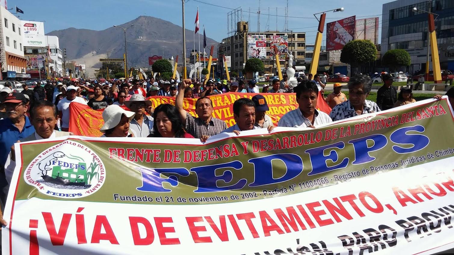  Cientos de manifestantes marchan en Chimbote pidiendo la Vía de Evitamiento