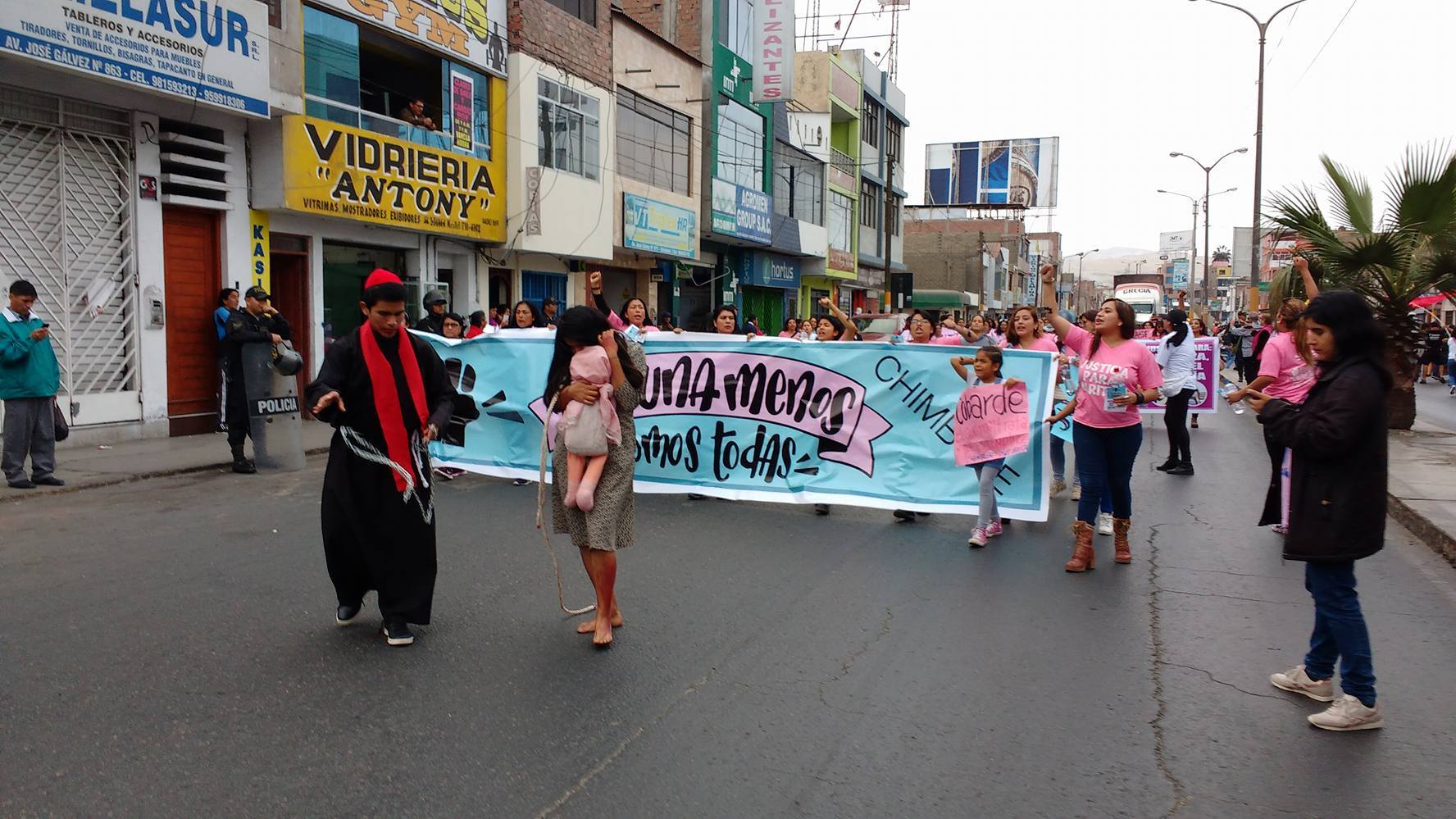 Chimbote: colectivos se suman a la marcha nacional contra el maltrato hacia la mujer