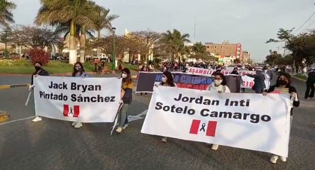 Jóvenes marchan de Nuevo Chimbote a Chimbote pidiendo justicia por Inti Sotelo y Bryan Pintado