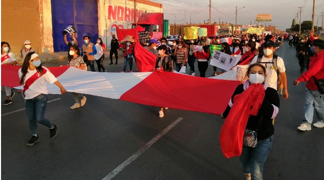 Jóvenes encabezan jornada de protesta pacífica “Merino no es mi Presidente” en Chimbote (VIDEO)