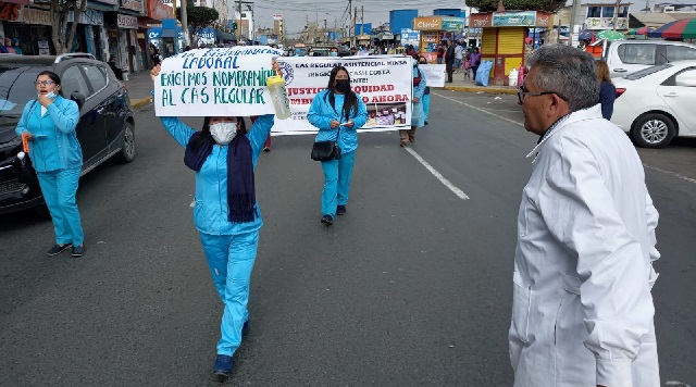 Personal asistencial del sector salud marcha en Chimbote para exigir nombramiento