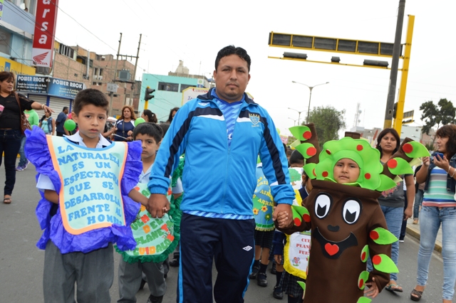 Niños y maestros desfilan por las calles pidiendo cuidado del medio ambiente en Chimbote