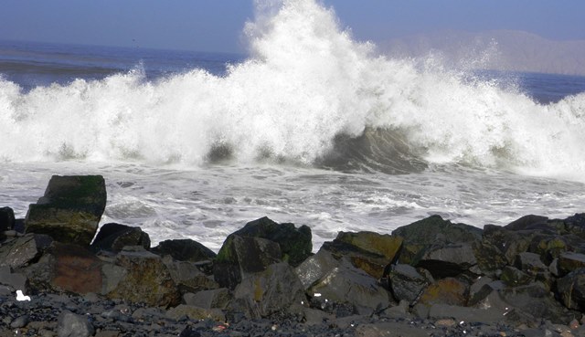 Nuevos oleajes anómalos se aproximarán a costa peruana desde el lunes