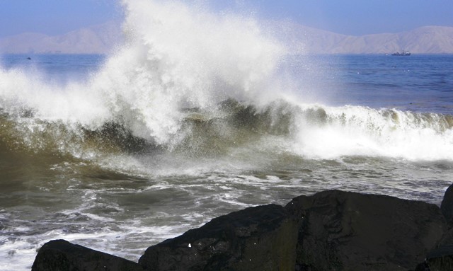 Mar se sale en Miramar Bajo e inunda 4 viviendas por fuertes oleajes