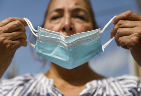 Advierten que uso facultativo de mascarillas podría generar el "síndrome de la cara vacía"