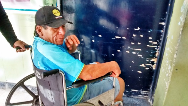 Toro salvaje cornea a matarife en la ingle y lo arroja varios metros en Chimbote