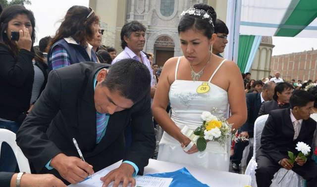64 parejas se dieron el sí en Matrimonio Civil Comunitario 2013    