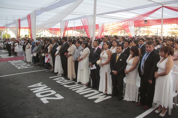 Chimbote: más de 200 parejas formalizaron su situación conyugal en matrimonio masivo