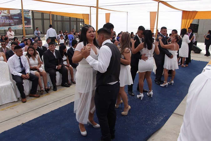 Veinte internos del penal Cambio Puente formalizaron su estado civil en matrimonio masivo