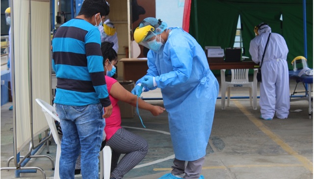 Llegan 2 médicos y 3 enfermeros cubanos más al Hospital La Caleta para enfrentar el covid-19 en Chimbote