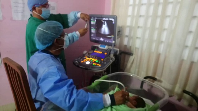 Médico cubano realizó ecocardiografía con el Instituto del Niño para transferir a bebé de Chimbote a Lima
