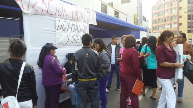 Médicos atienden a sus pacientes en carpas en plena vía pública
