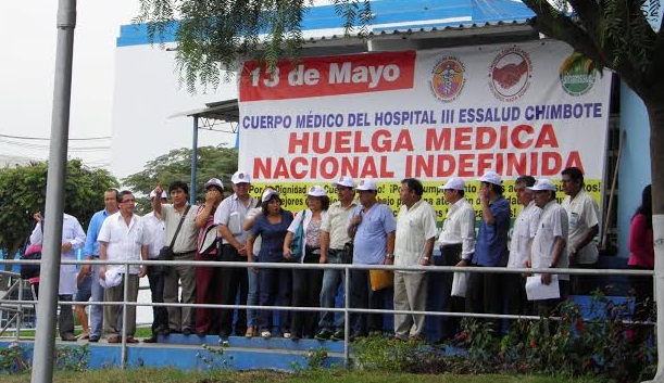 Médicos del Hospital III de EsSalud acuerdan continuar con huelga que lleva 16 días