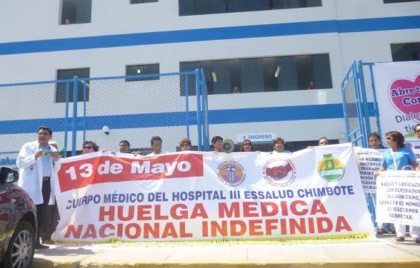  Médicos de EsSalud protestan en afueras de policlínico Victor Panta Rodríguez