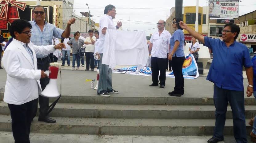 Con lavado de mandiles médicos del Minsa exigen cumplimiento de sus demandas
