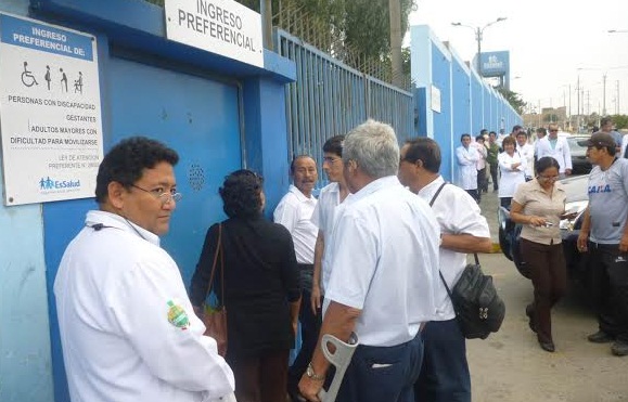 Médicos del hospital III de EsSalud son impedidos de ingresar al nosocomio