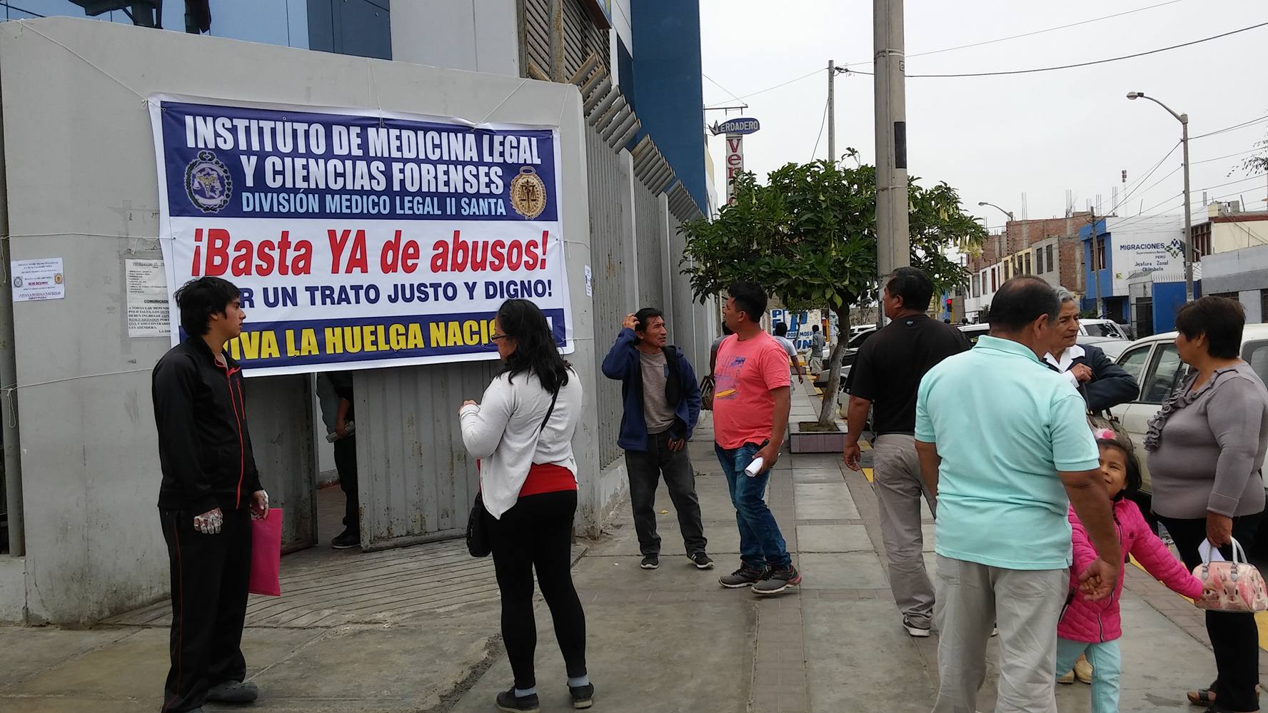 Usuarios incomodos tras no ser atendidos en Instituto de Medicina Legal de Chimbote por huelga