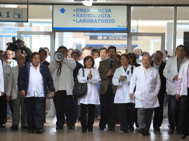 Médicos de Essalud rechazan convenio con Hospitales de la Solidaridad