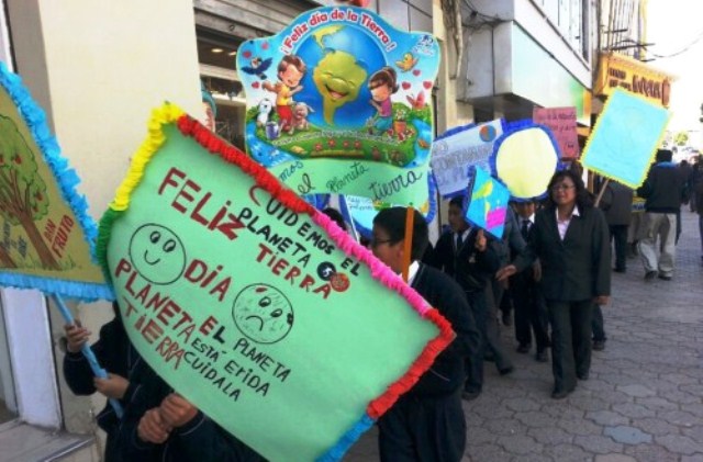Estudiantes marchan por las calles en el Día del Ambiente