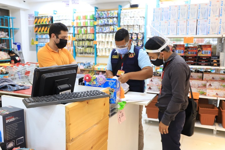 Municipio multó a céntrico local comercial por vender productos no permitidos y a puerta cerrada