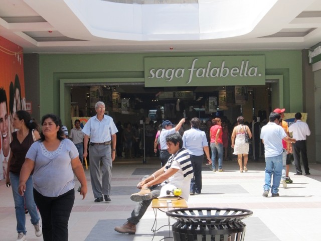 Sujeto ingresa a servicios higiénicos de damas del Megaplaza Chimbote e intenta besar a menor