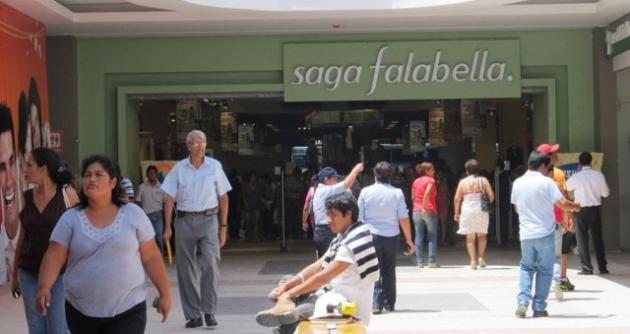 Intervienen a dos menores por robar ropa en tienda Saga Falabella de Chimbote