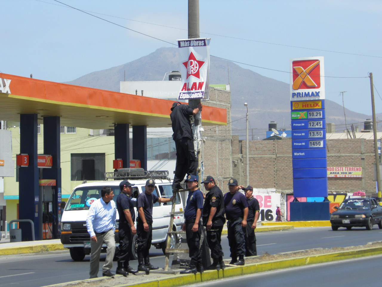 Chimbote: retiran 140 letreros con propaganda electoral en “Meiggs” 