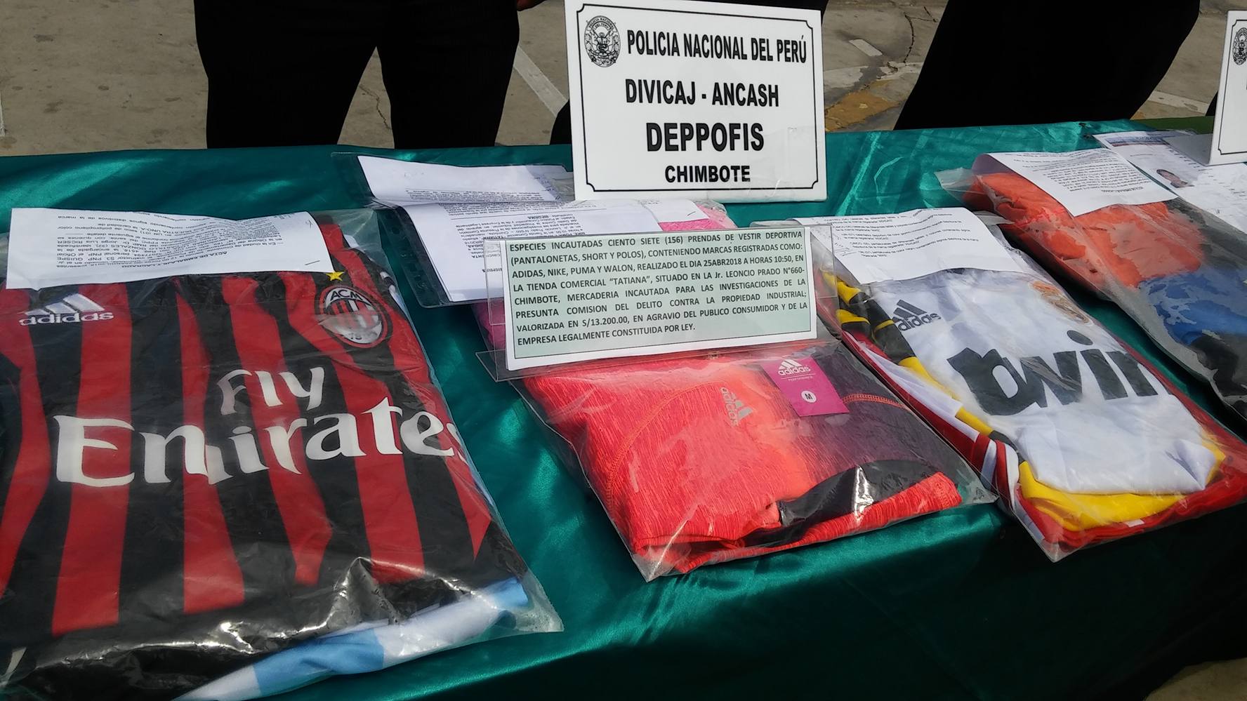 Incautan 156 prendas “Bamba” en puesto de galería Alfa de Chimbote