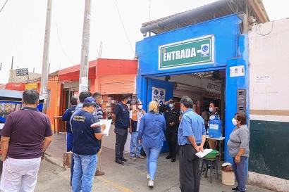 Multan al mercado Alfonso Ugarte por no despejar vías de acceso generando aglomeración de personas