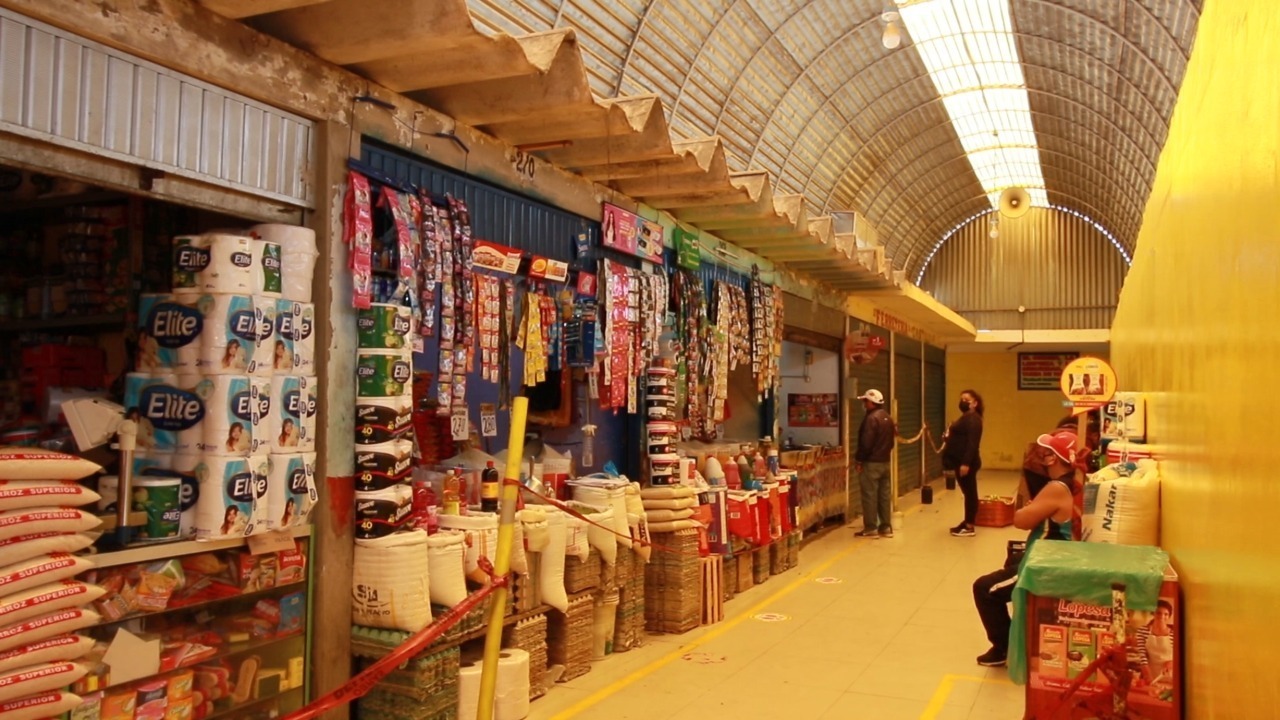 Multan a comerciantes del mercado 21 de abril por ocupar pasadizos