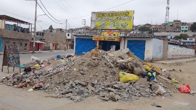 Protestan contra constructora que dejó desmonte en frontis de mercado en Chimbote