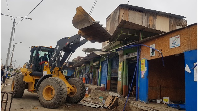 Municipio de Chimbote demolió 25 puestos en “El Progreso” con uso de maquinaria pesada