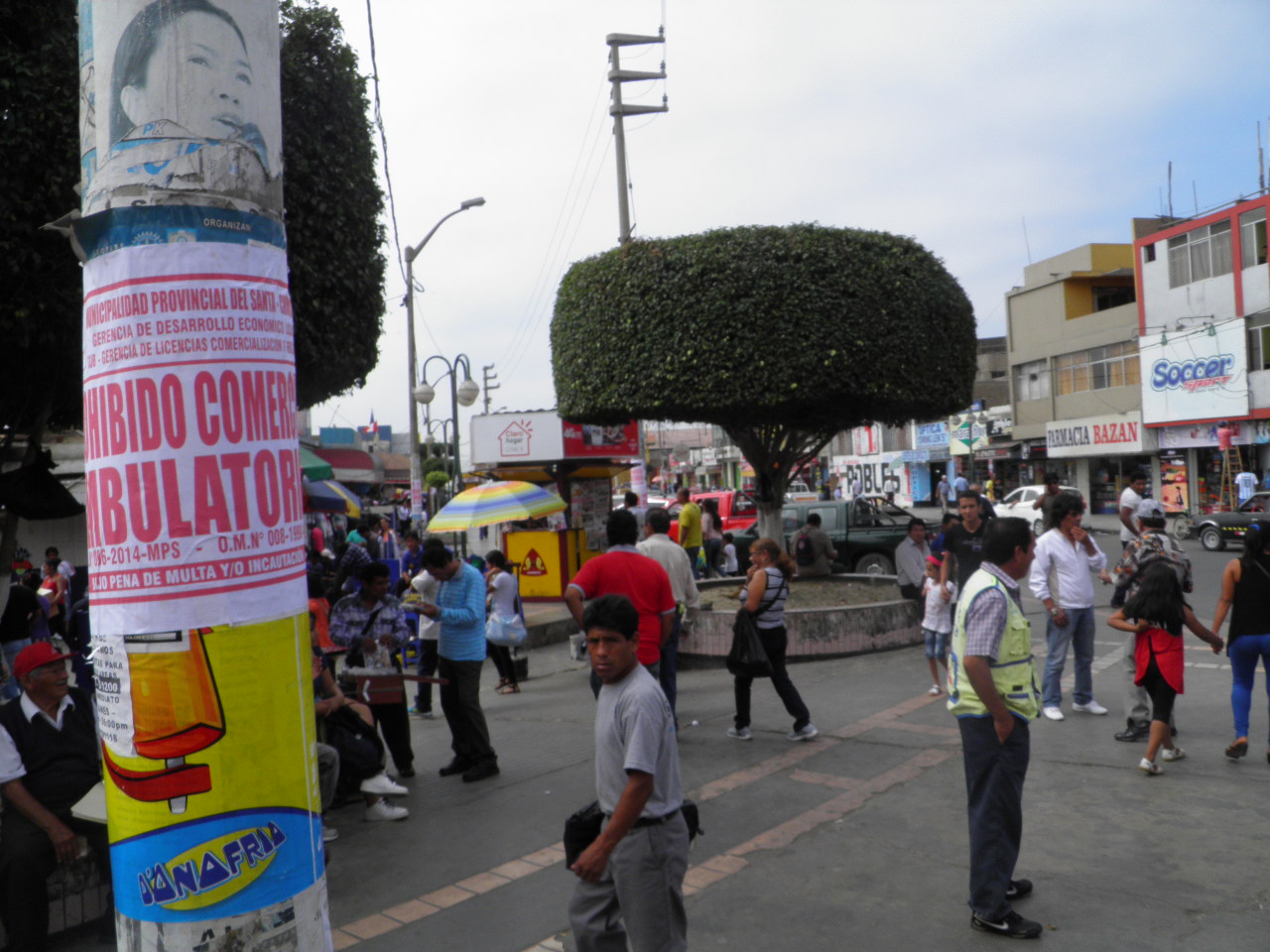 Chimbote: Paredes y postes del “Modelo” amanecieron con afiches contra comercio ambulatorio