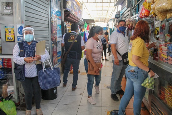 Multan a mercado Chacra a la Olla por no controlar distanciamiento físico entre comerciantes y clientes