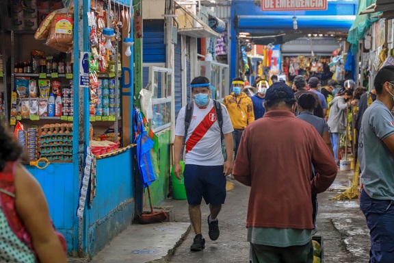 Comuna provincial notifica a mercados  de Chimbote el uso obligatorio protectores faciales 