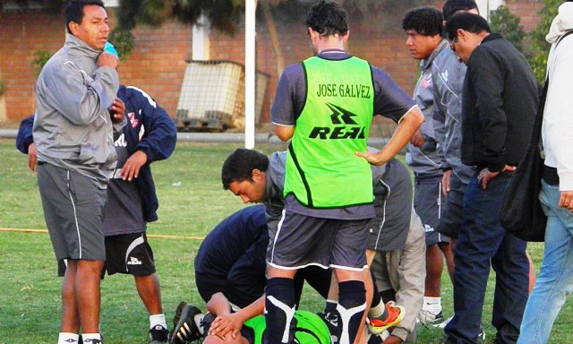 Mezarina sufre grave lesión a la rodilla izquierda y no jugará más en el campeonato