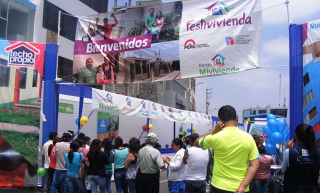 Pobladores chimbotanos reciben información sobre créditos para vivienda