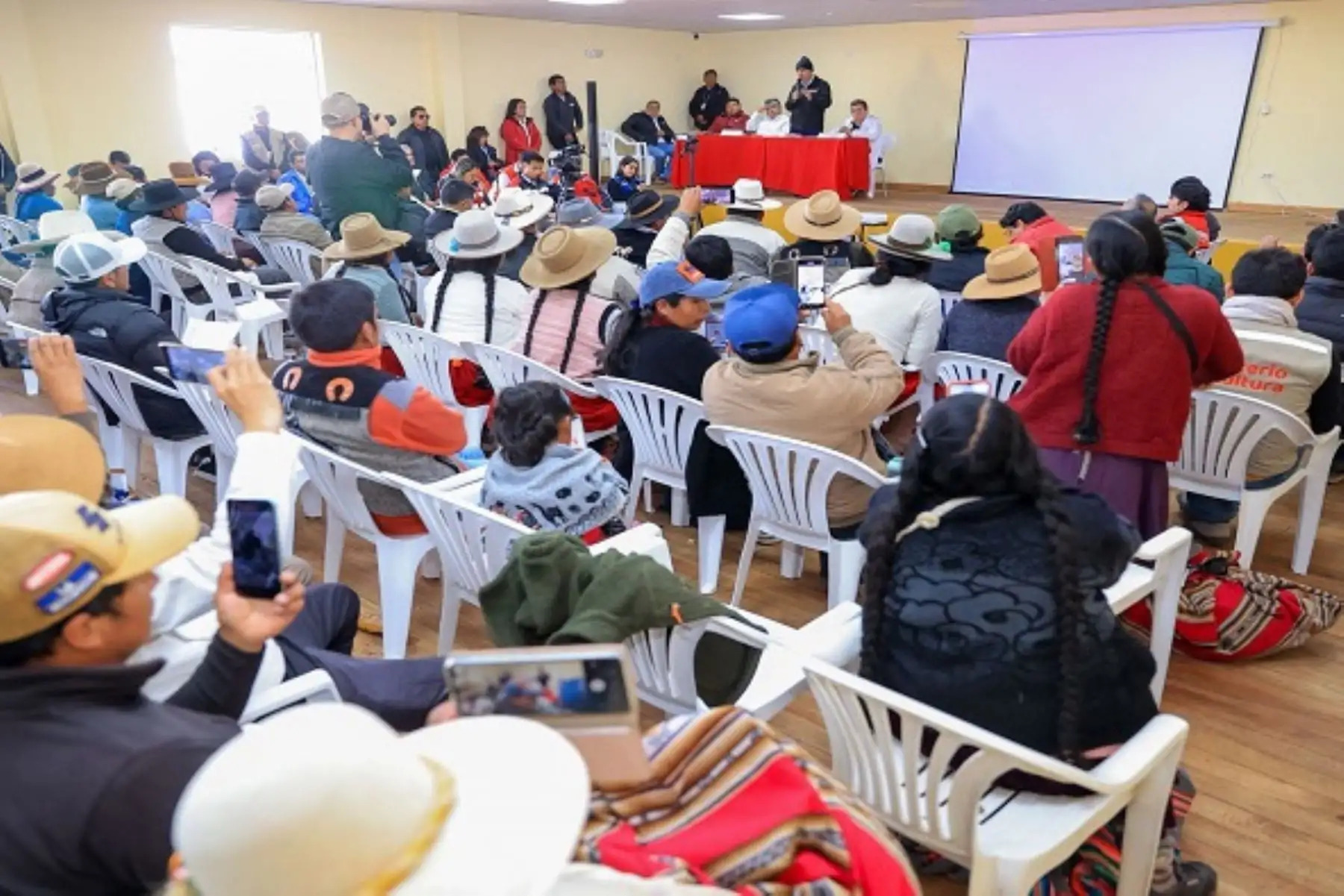 Minem impulsa diálogo y proyectos sociales en zonas mineras