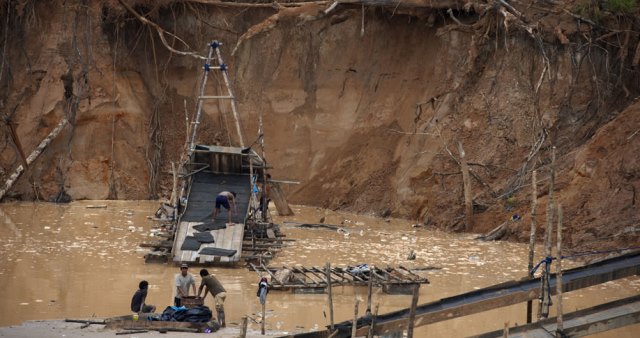 Gobierno alista medidas para controlar combustible usado por minería ilegal