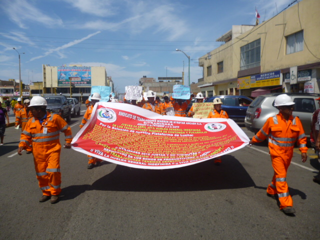  Mineros discriminados se movilizan exigiendo mejoras laborales