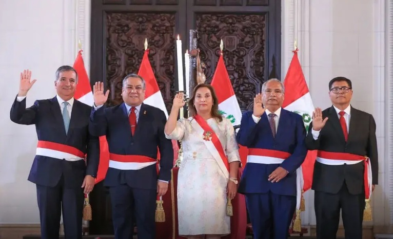 Dina Boluarte juramenta a nuevos ministros de Economía, Interior y Transportes