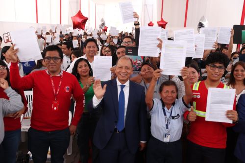 Ministro de Trabajo lideró firma de contratos laborales de más de 1,400 ciudadanos