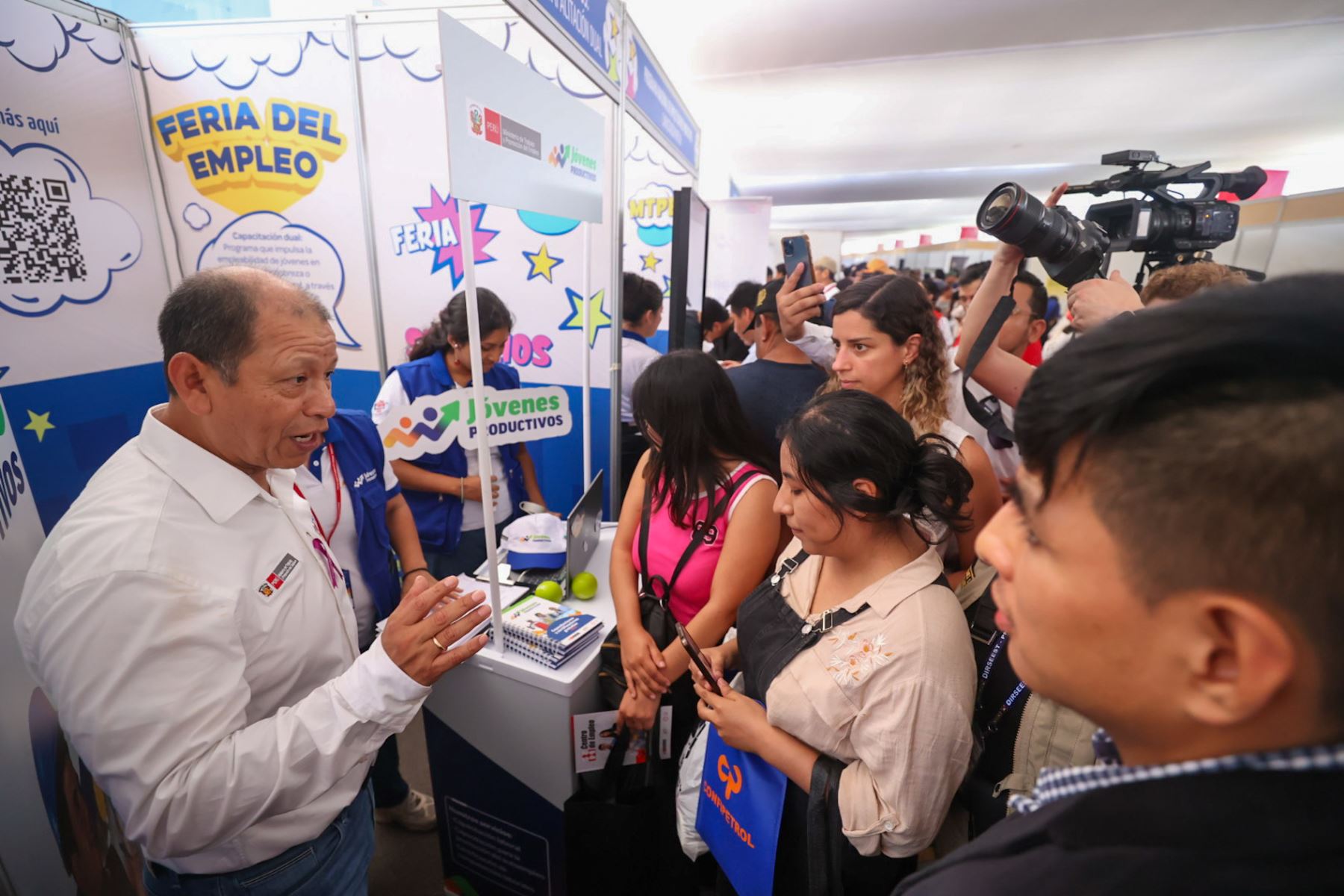 Ministro de Trabajo pide no entrar en pánico y cerrar empresas porque generará despidos y desempleo